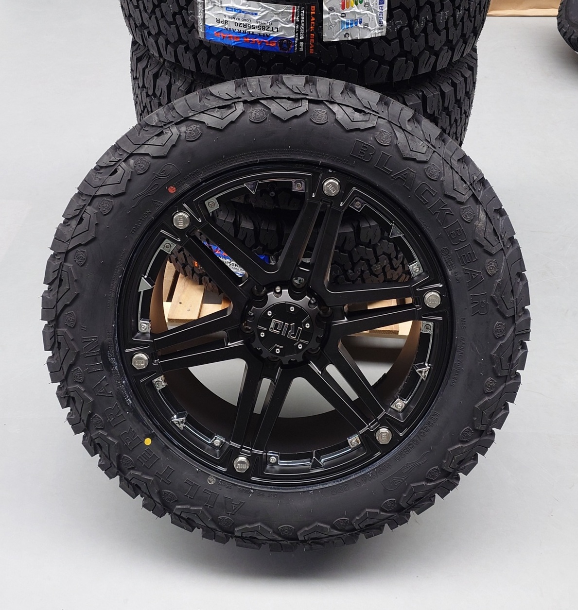 4x Felgen RID R01 9x20 ET25 6x139,7 + 4x Reifen Black Bear AT2 285/55/20