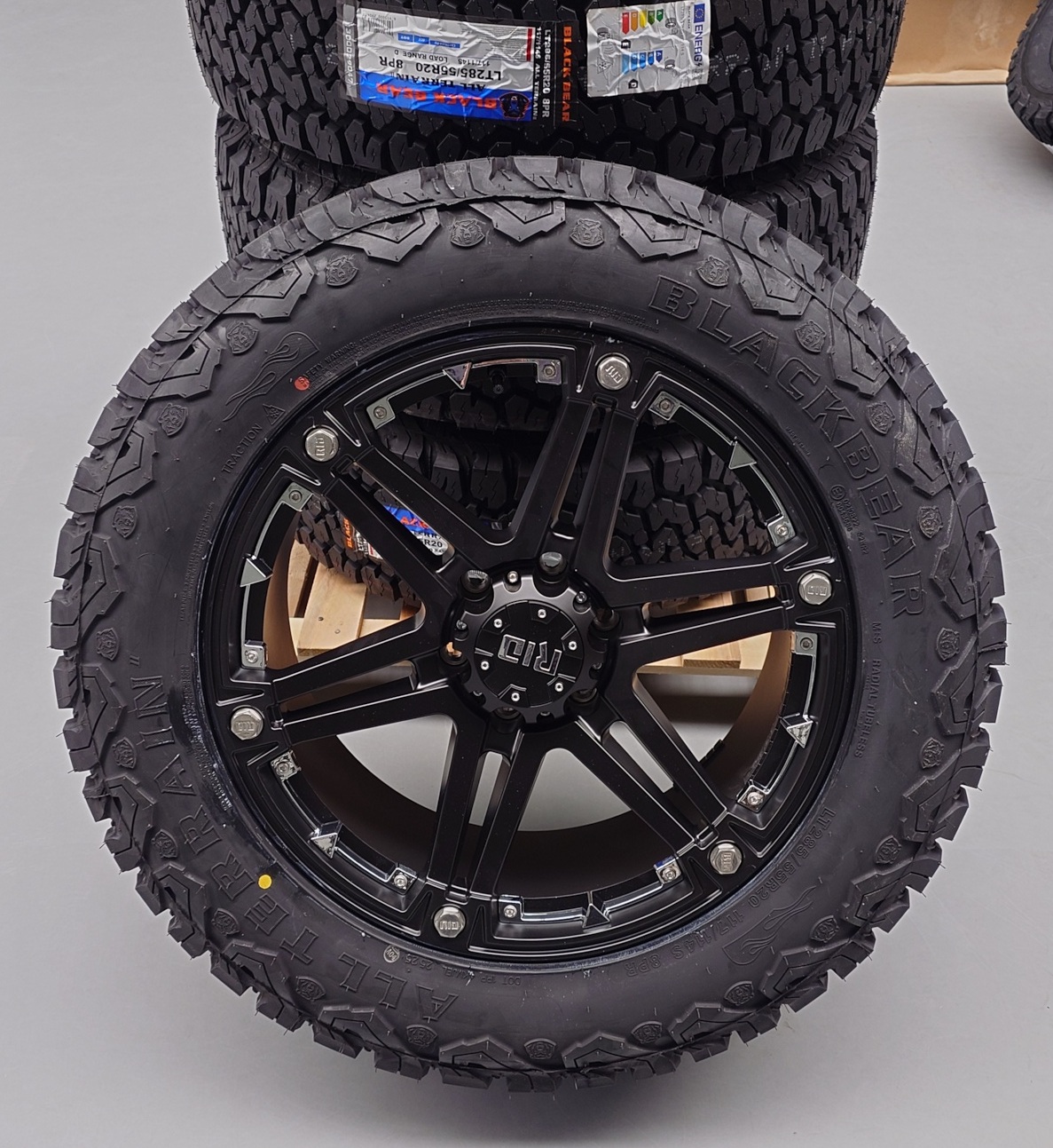 4x Felgen RID R01 9x20 ET10 6x139,7 + 4x Reifen Black Bear AT2 285/55/20