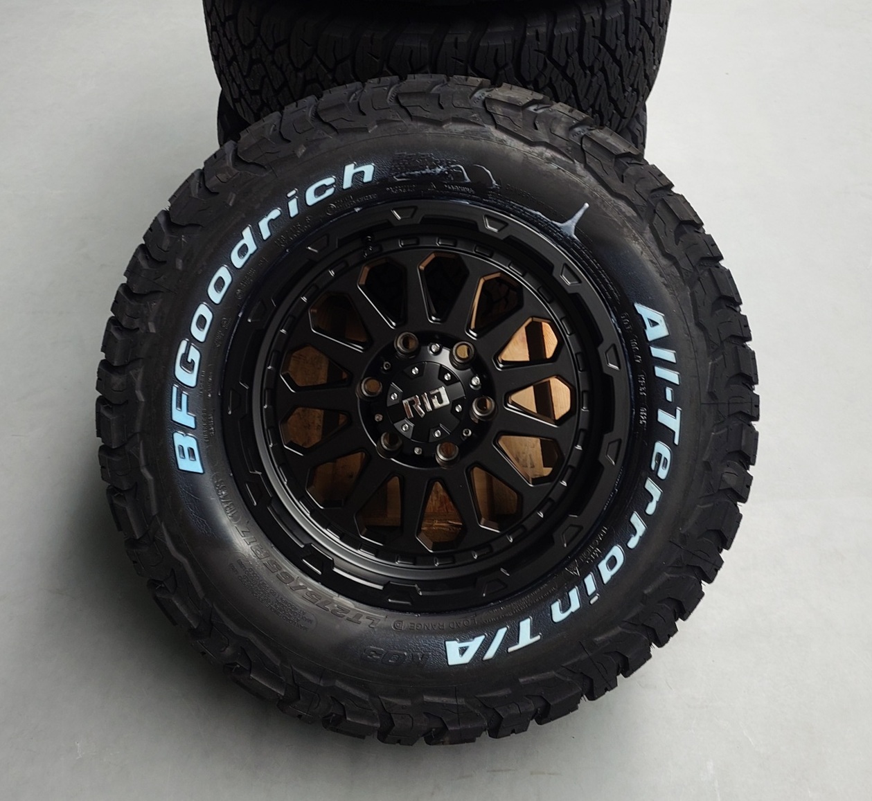 4x Felgen RID R07 9x17 ET25 6x139,7 + 4x Reifen BF Goodrich KO3 275/65/17