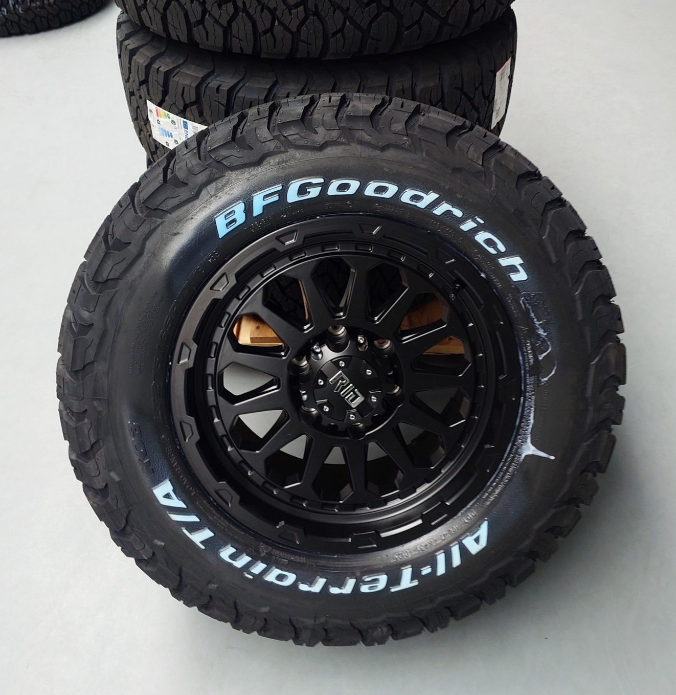 4x Felgen RID R07 9x17 ET10 6x139,7 + 4x Reifen BF Goodrich KO3 275/65/17 – Bild 4