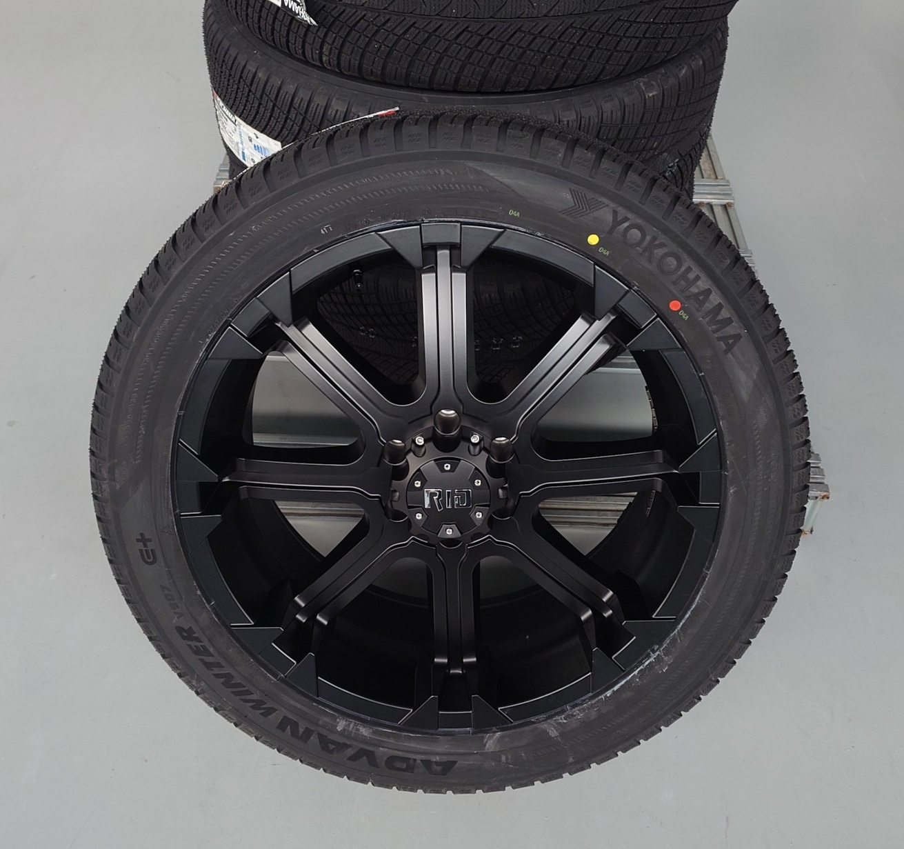 4x Felgen RID R13 9,5x22 ET15 6x139,7 + 4x Reifen Yokohama V907 285/45/22 Winter