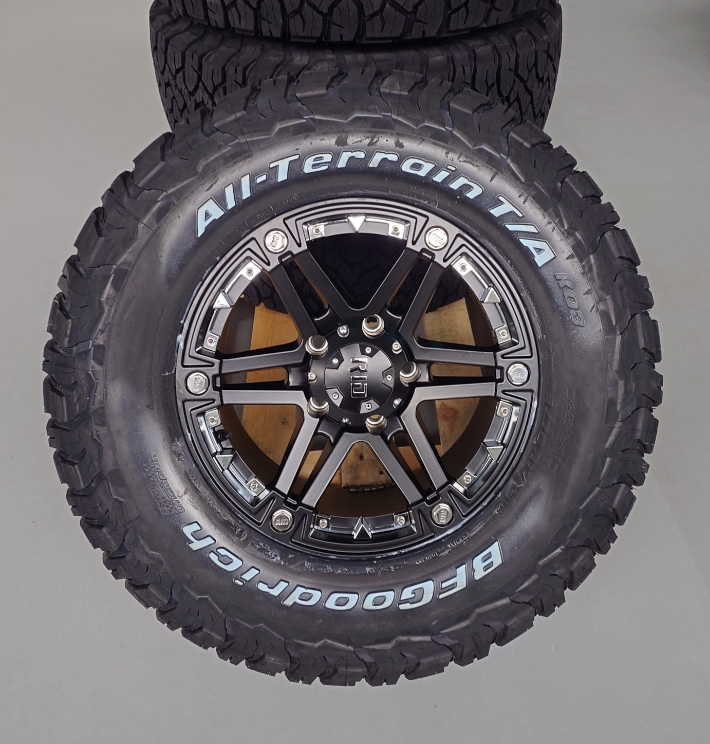 4x Felgen RID R01 9x17 ET10 5x139,7 + 4x Reifen BF Goodrich KO3 285/70/17 – Bild 2