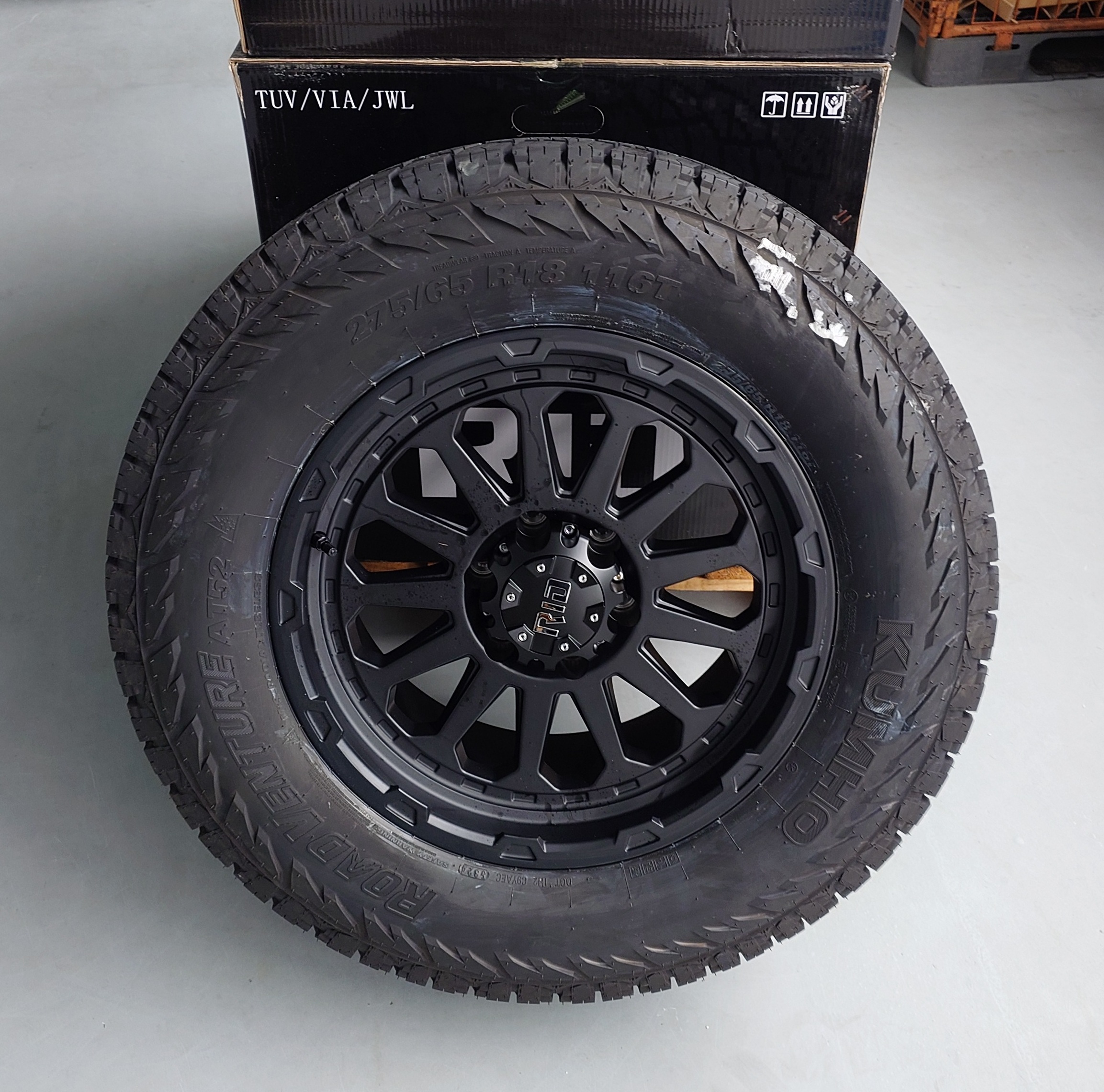 4x Felgen RID R07 9x18 ET20 6x135 + Reifen Kumho AT52 275/65/18