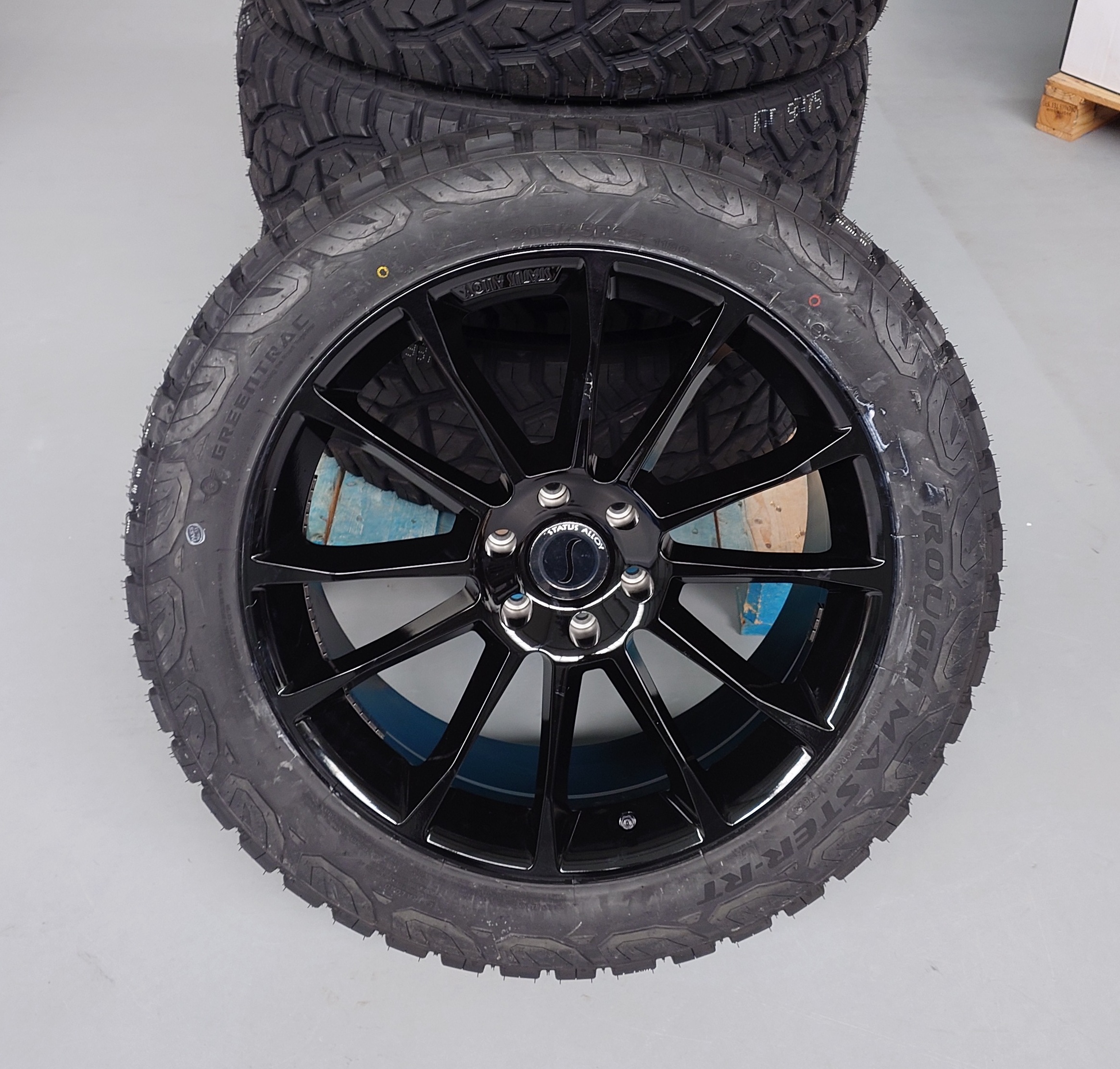 4x Felgen Status Goliath 9,5x22 ET30 6x135 + 4x Reifen GREENTRAC RM-R/T 33x12,5x22