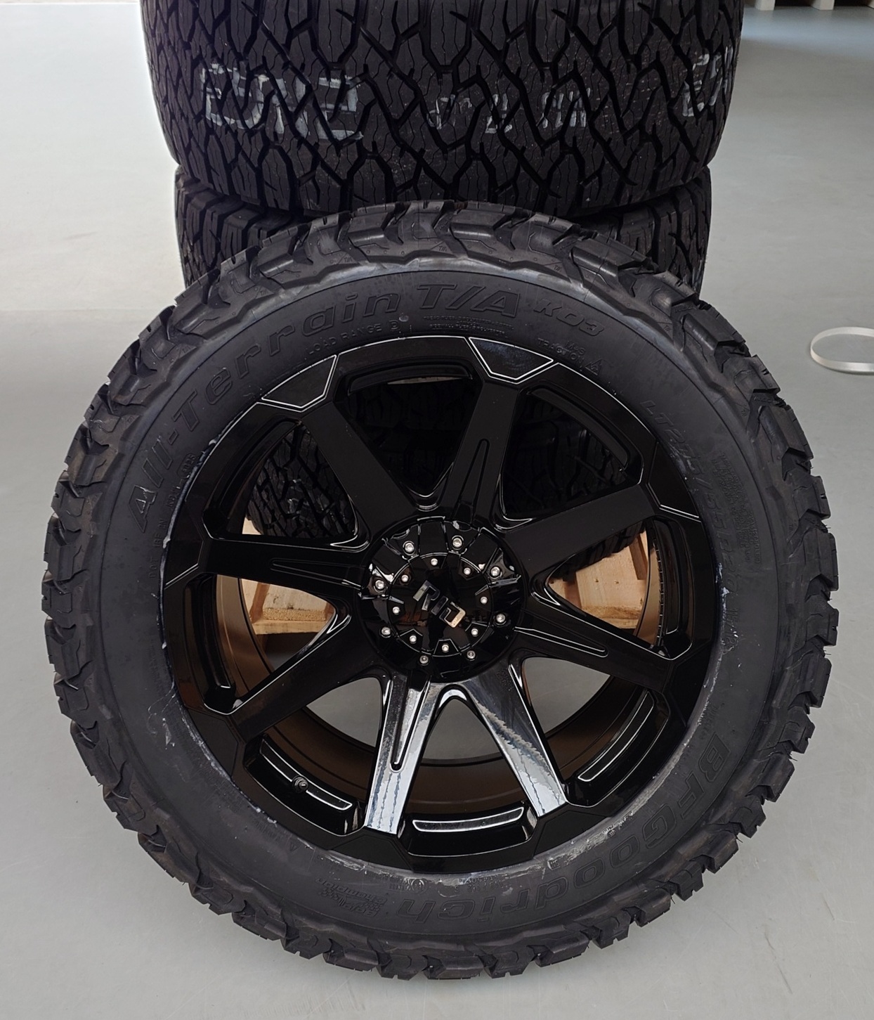 4x Felgen RID R05 9x20 ET18 6x139,7 + 4x Reifen BF Goodrich KO3 275/55/20