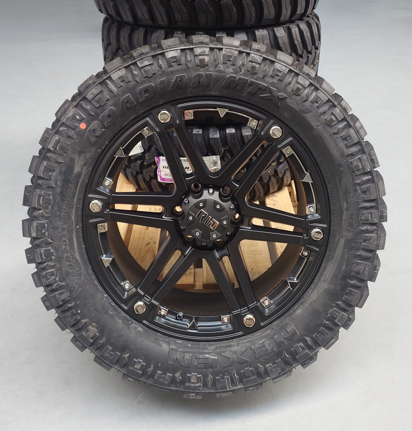 4x Felgen RID R01 9x20 ET10 6x139,7 + 4x Reifen Nexen Rodian MTX 33x12,5x20